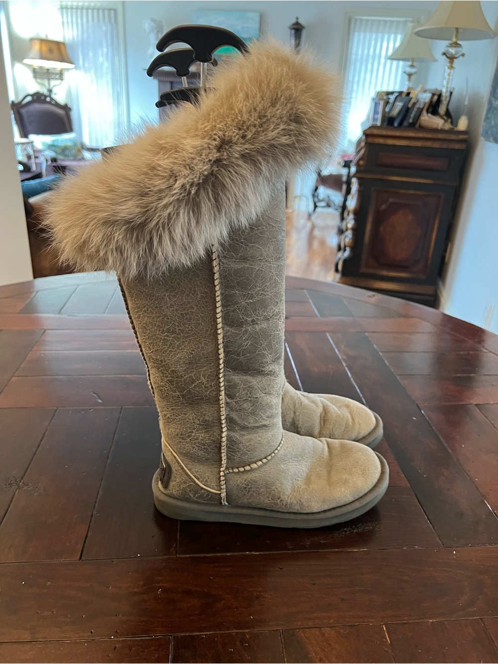 Australia Luxe Collective Tall Sheepskin Boots Luxurious Fox Fur Trim
Size 6